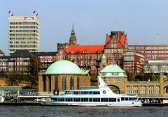 Alte Aufnahme von den St. Pauli Landungsbrücken - das Verwaltungsgebäude, der Astraturm in geflaggt - ein Schiff der Hafenrundfahrt liegt am Anleger. (2002)