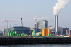 Der Baugrund des ehemaligen HEW-Werks am Magdeburger Hafen wird saniert - der verseuchte Boden wird ausgebaggert und gereinigt. (2007)