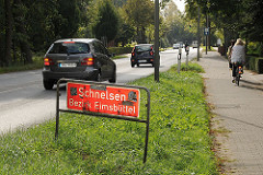 Grenzschild Schnelsen, Bezirk Eimsbüttel an der Holsteiner Chaussee - Autoverkehr und Radfahrer.