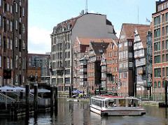 Historische Häuserzeile an der Deichstrasse in dem Hamburger Stadtteil Altstadt - Fahrgastschiff auf dem Nikolaifleet.