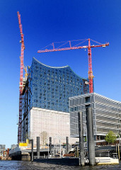 Baustelle in der Hamburger Hafencity - Baukräne an der zukünftigen Elbphilharmonie.