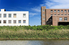 Fotos aus dem Gewerbegebiet Hamburg Veddel - Blick vom Hovekanal auf die Industrie-Architektur auf der Peute - moderner Gebwerbebau und historische Klinker-Architektur.