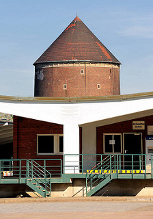Laderampe Zollstation Hamburg Veddel - Zombeck Bunker, Luftschutzturm der Bauart Zombeck - Luftschutzraum für ca. 1000 Menschen.