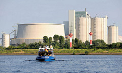 Blick vom Köhlbrand auf das neue Kohlekraftwerk in Hamburg Moorburg an der Süderelbe.