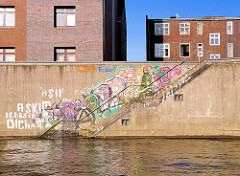 Graffiti an einer Kaimauer im Billehafen von Hamburg Rothenburgsort.