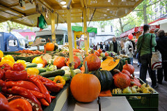 Wochenmarkt auf dem Spritzenplatz - Stadtteil Hamburg Ottensen. Kürbisse an einem Gemüsestand.