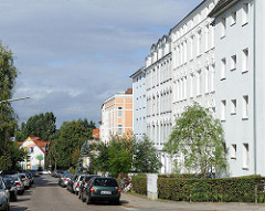 Mehrstöckige Wohnblocks mit frisch gestrichenen Fassaden / Hamburg Heimfeld Konsul-Francke Strasse.