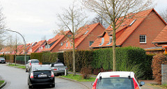 Doppelhäuser hinter hohen Hecken - Bilder aus Hamburg Hausbruch, Bezirk Hamburg Harburg.