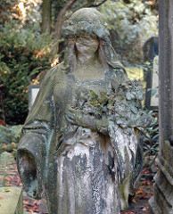 Zerfallene Friedhofsskulptur / Alter Friedhof Hamburg Harburg.