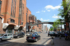 Historische Speichergebäude in der Grossen Elbstrasse - Kopsteinpflaster auf der Strasse am Hafen.