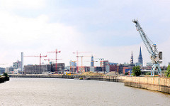 Blick über den Baakenhafen zum Versmannkai - Silhouette Hamburgs.