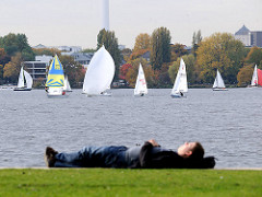 Entspannung an der Alster in der Herbstsonne - Segelboote auf der Aussenalster; Fotos aus HH- Hohenfelde.