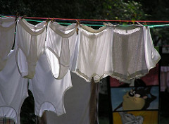 Grosse Wäsche in der Winterhuder Jarrestadt - Finrippunterhosen und Feinrippunterhemden hängen auf der Leine in der Sonne.