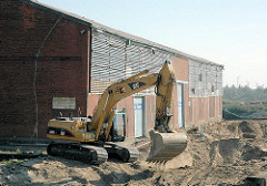 Beginnender Abriss der Lagerhäuser am Baakenhafen / Versmannkai. (2007)