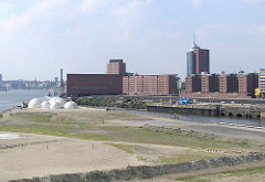 Blick über den Grasbrookhafen zum Gebäude des Kaispeicher A. ( 2003)