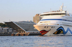 Kreuzfahrtschiff AIDA AURA läuft aus - Höhe Dockland.