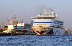 Kreuzfahrtschiff AIDA AURA vor Hamburg Altona - der Passagierdampfer läuft aus dem Hamburger Hafen aus.
