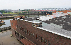 Blick über das Gelände am Brandshofer Deich; Billehafen und Eisenbahnbrücke über den Oberhafenkanal.