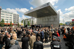 Eröffnungsfeierlichkeiten auf dem Hamburger Spielbudenplatz - bewegliche Bühne. Bilder aus dem Stadtteil St. Pauli.