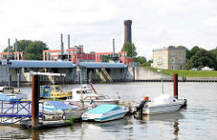 Sportboothafen in der Billwerder Bucht - dahinter das Sperrwerk und der alte Wasserturm, das Wahrzeichen des Hamburger Stadtteils Rothenburgsort.