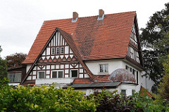 Hamburgs Architektur - Vorstadtvilla im Heimatstil - Hausgiebel mit Fachwerk versehen.