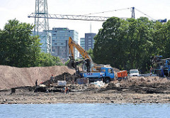 Baustelle am Harburger Überwinterungshafen - Abriss des Hansenspeichers. Bagger auf Bauschutt.