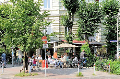 Cafe unter den Linden - Seitenstrasse mit Tischen in der Sonne - Bilder aus dem Hamburger Stadtteil Sternschanze.