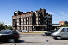 Blick über die Billhorner Brückenstrasse zum expressionistischen Klinkergebäude am Brandshofer Deich / Billehafen in Hamburg Rothenburgsort. Das Kontorhaus wurde 1928/29 von dem Architekten Otto Hoyer entworfen, der u. a. einen Wohnblock in der