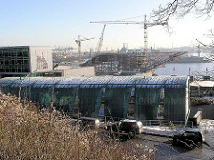 Blick über die Grosse Elbstrasse zur Baustelle Docklands, Baukräne (2004)