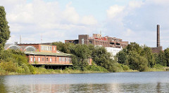 Gewerbegebiet Hamburg Veddel - Industriearchitektur am Hovekanal - Klinkergebäude, Fabrikschornstein auf der Peute.