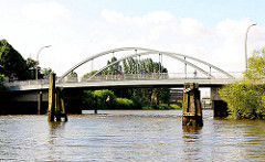 Blick vom Moldauhafen zur Sachsenbrücke und dem Saalehafen im Hamburger STadtteil Kleiner Grasbrook.