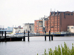 Billwerder Bucht - Binnenschiffe an einer Wassertreppe - Industriearchitektur; im Hintergrund die Villa Hintzpeter und das Sperrwerk.