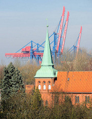 Blick auf die  Evangelisch Lutherische St. Maria Magdalena Kirche ( 17. Jhd. / 18 Jhd.) in Hamburg Moorburg - im Hintergrund die Containerkräne des Container Terminals Altenwerder.