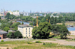 Luftbild Harburger Schloss - Areal des geplanten Parks auf der Harburger Schlossinsel. Im Hintergrund das Panomara Hamburgs mit den Türmen der Hansestadt.