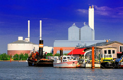 Boote am Anleger in der Billwerder Bucht - Kraftwerk Hamburg Tiefstack im Stadtteil Billbrook.