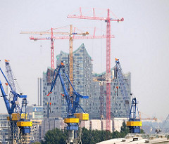 Kräne der Hansestadt Hamburg - Werftkräne bei Blohm & Voss, Baukräne an der Baustelle der Elbphilharmonie in der Hamburger Hafencity.