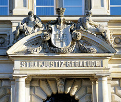 Portal Eingang Strafjustiz-Gebäude Hansestadt Hamburg - Hamburg Wappen und Skulpturen.