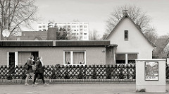 Unterschiedliche Architekturstile - flacher Bungalow, Einzelhaus mit Spitzdach und Hochhaus, Jägerzaun - Bilder aus dem Hamburger Stadtteil Hausbruch, Bezirk Harburg.