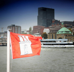 Hamburgflagge im Wind - Hamburger Fahne vor Hamburg St. Pauli - Landungsbrücken.
