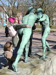 Kinder spielen an der Skulptur "Faustkämpfer" von Eberhard Encke 1913.