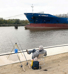 Auflieger an den Dalben in der Flussmitte der Norderelbe - Angler am Kirchenpauerkai in der Hamburger Hafencity.