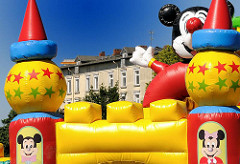 Harburger Schloss - bunte Mickeymousefiguren einer Hüpfburg beim Hafenfest "Leinen Los!"