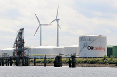 Tanklager in Hamburg Wilhelmsburg - runde weisse Öltanks im Kattwykhafen, Tankhafen - Windkraftanlage.