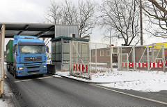Ehem. Zollstation Neuhof in Hamburg Steinwerder - die Zolltore stehen weit offen, die Grenzstation ist geschlossen; ein LKW passiert das Tor.