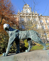 Panther von Hans Martin Ruwoldt - Hamburger Wallanlagen; im Hintergrund das Gebäude vom Hamburger Zivilgericht am Sievekingplatz.