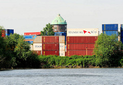 Wilhelmsburger Wasserturm hinter Containern - Schmidtkanal in Hamburg Wilhelmsburg.