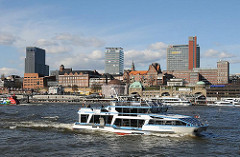Panorama Elbseite von Hamburg St. Pauli - Schiffe an den Landungsbrücken; Ausflugsschiff auf der Elbe.