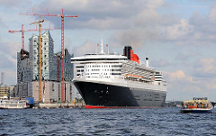 Die Queen Mary verlässt den Hamburger Hafen - das Kreuzfahrtschiff hat vom Kreuzfahrtterminal Hafencity abgelegt und fährt Höhe Elbphilharmonie.