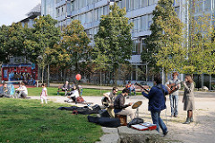 Musikgruppe auf dem Kemal Altun Platz in Ottensen - Leben im Hamburger Bezirk Altona.