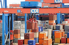 Transport mit Portalkranen auf dem Lagergelände des Container Terminals Altenwerder.